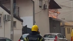 STRAVIČAN POŽAR KOD VUKOVOG SPOMENIKA Čoveku se zapalila kuća zbog računara (VIDEO)