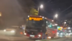 ZAPALIO SE AUTOBUS KOD PLAVOG MOSTA Ulica Vojislava Ilića zatvorena ka gradu (VIDEO)