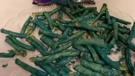 NOVA MODA SA TIKTOKA KOJA UGROŽAVA ZDRAVLJE DECE Plavi čips zaludeo klince