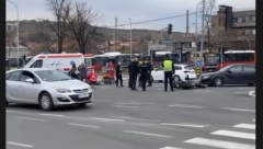 OBOREN MOTOCIKLISTA U BEOGRADU Očevici tvrde da se nije pomerao do dolaska hitne, ali je živ
