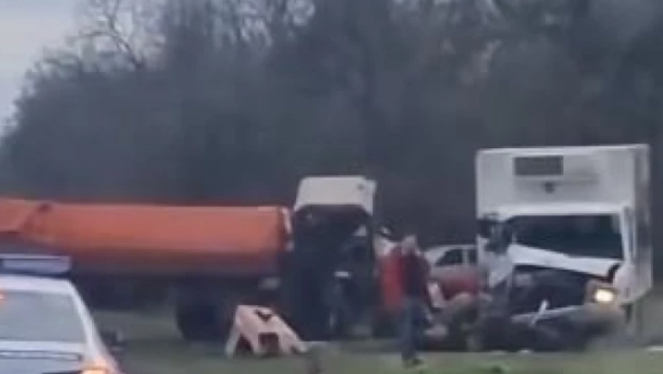 DVA KAMIONA I TRAKTOR SMRSKANI Teška saobraćajna nesreća kod Bačke Topole (VIDEO)