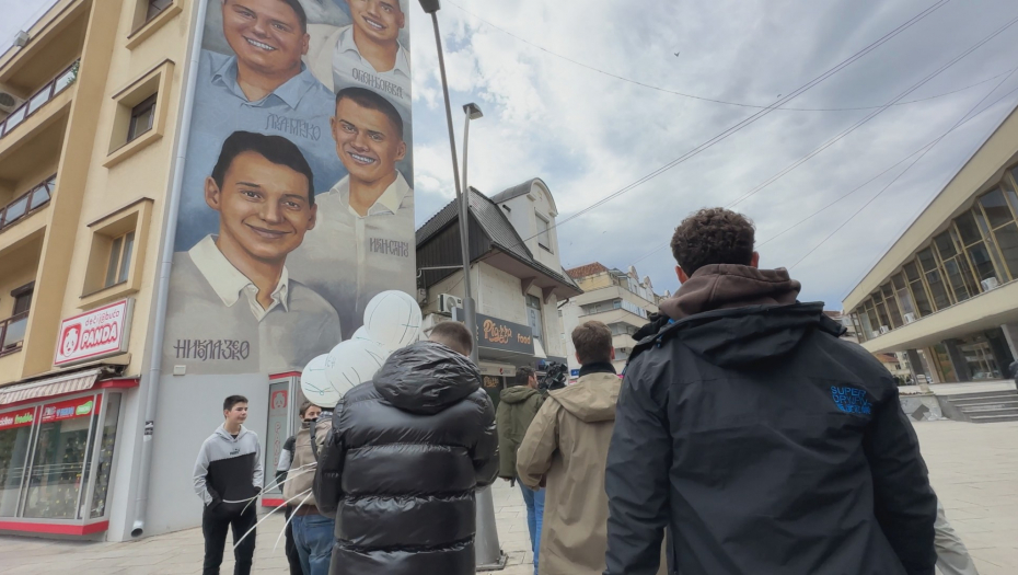 DA SRCE PUKNE, ŽAL ZA ČETIRI MLADA ŽIVOTA Golubovi i baloni poleteli u nebo u znak sećanja na nastradale