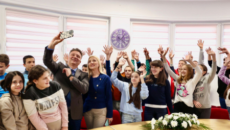 PAMETNO I BEZBEDNO ZA NAŠE ĐAKE Ministar Jovanović posetio osnovne škole u Velikoj Plani i Smederevu