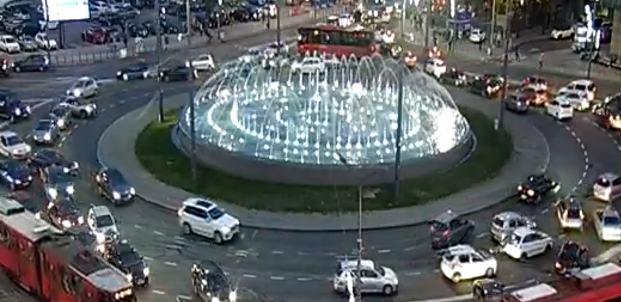 HOROR NA SLAVIJI! Čovek gađao vozače ciglama, pa napao i policiju