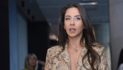 RASKOPČANA KOŠULJA, A ISPOD SAMO BRUSHALTER Ivana Dudić u izazovnom izdanju šetala ulicom, jedan detalj je mnoge šokirao