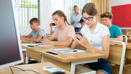 KRIZA PISMENOSTI Novi Zeland zabranio mobilne telefone u školama, evo šta je razlog