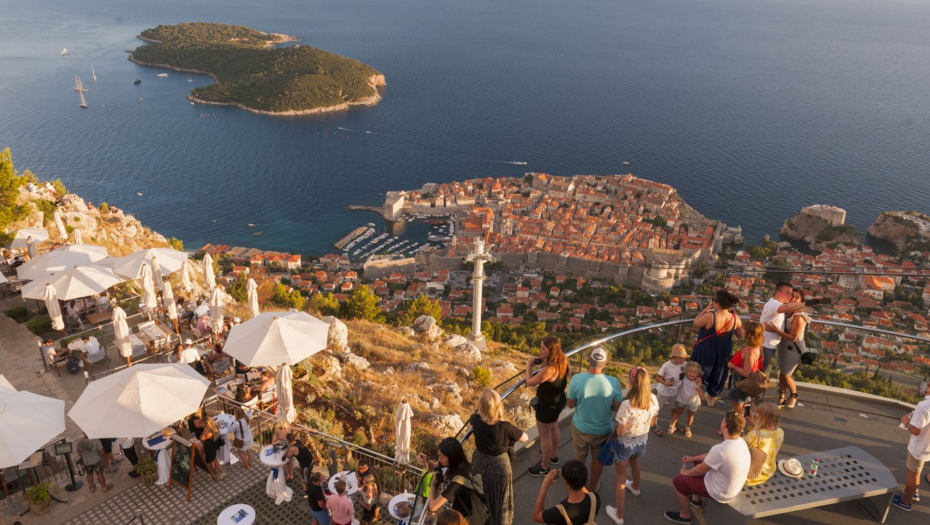 HRVAT PITAO SRBE KOJA IM JE HRVATSKA REČ NAJSMEŠNIJA Razbuktao je diskusiju, a lista je ŠOU!