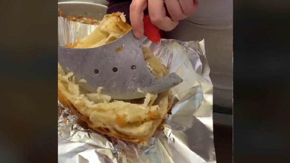 U BORU PREŠLI IGRICU: Nećete verovati šta stavljaju u burek, Bosanci besni (VIDEO)