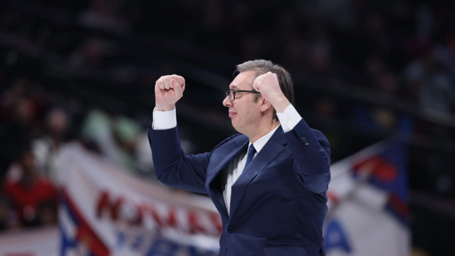 OVACIJE VUČIĆU KAD JE IZAŠAO NA BINU Desetine hiljada ljudi u Areni jednoglasno uzvikuje: "Aco, Srbine" (VIDEO)