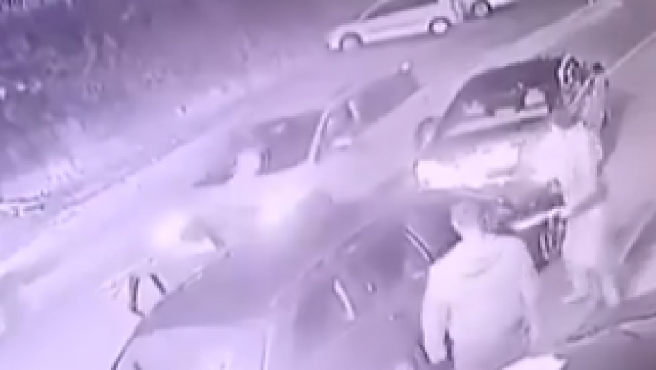 KRVNIČKI GA TUKLI PALICAMA PRED ŽENOM I DETETOM Horor scena u Novom Pazaru, kamera sve snimila (UZNEMIRUJUĆI VIDEO)