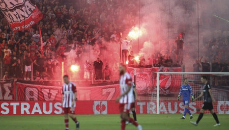 HAOS U GRČKOJ Navijači Olimpijakosa bacili suzavac u teren, prekinut meč sa Volosom