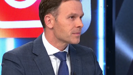 SINIŠA MALI O SNIMKU NA KOME SE VREĐA VUČIĆ "Ako opozicija dobije većinu, već sutra ćemo se vratiti na ovakve stvari"