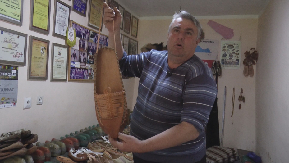 DŽINOVSKI OPANAK ZA BROJ 60 Opančar Miroslav za njega je utrošio pola kvadrata kože i 100 eksera