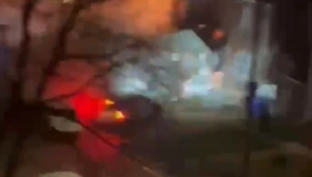 (UZNEMIRUJUĆI VIDEO) Policija došla da ga hapsi, a on digao kuću u vazduh