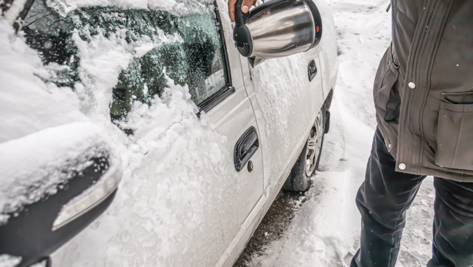 OVO MOŽE IZAZVATI TRAJNO OŠTEĆENJE NA AUTOMOBILU Otkrivamo da li zamrznuta stakla treba polivati toplom vodom