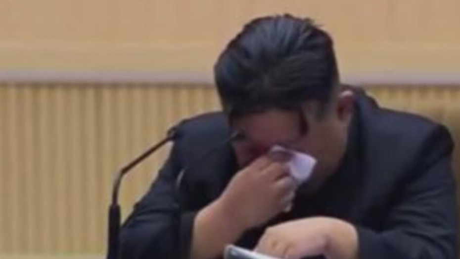 KIM DŽONG UN U SUZAMA Lider Severne Koreje se slomio  pred hiljadama žena, ovo je razlog (VIDEO)
