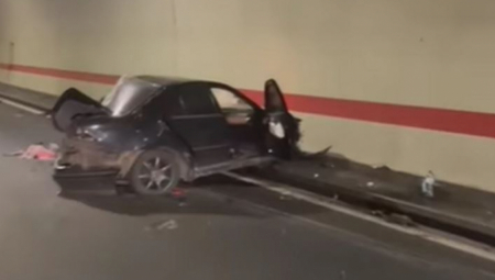 AUTOMOBIL SE NABIO U ZID TUNELA Snimak nesreće na autoputu Miloš Veliki, delovi razbacani po asfaltu (VIDEO)