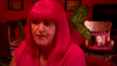 ONA JE "CRVENA ZORICA" Žena opsednuta ovom bojom, 40 godina je nosi, a i spomenik je sebi podigla u istoj (FOTO/VIDEO)