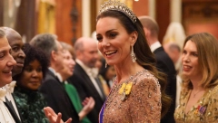 STAJLING DOSTOJAN KRALJICE Kejt Midlton u haljini sa šljokicama, a tijarom je odala počast princezi Dajani