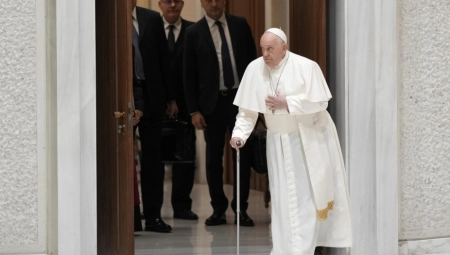 POMOĆNIK ČITAO GLAVNI TEKST Papa: Osećam se mnogo bolje, ali ne mogu da pričam dugo