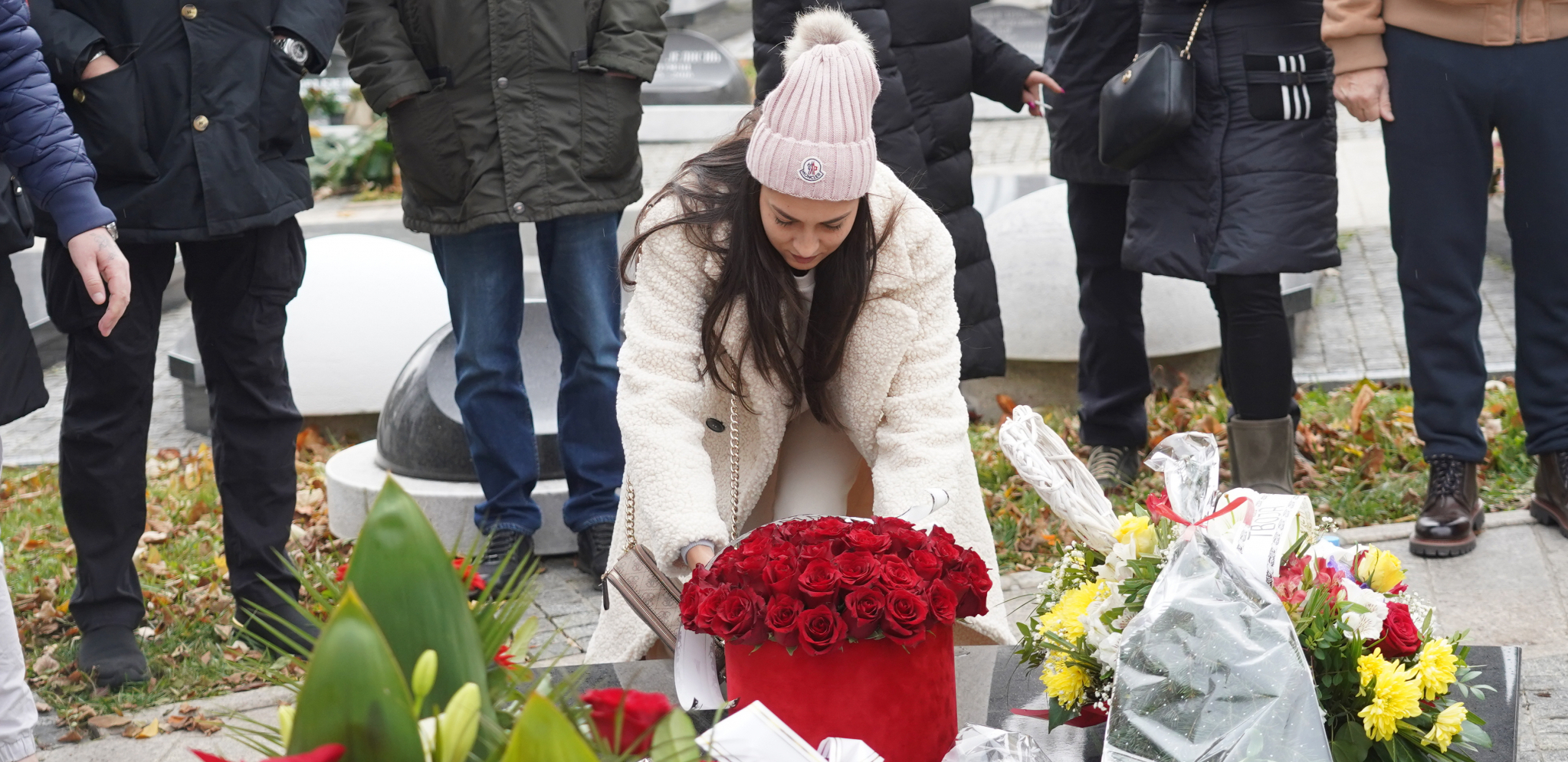 MARIJA SVE RASPLAKALA SNAŽNOM PORUKOM ZA DŽEJA Uz kutiju crvenih ruža, ćerka mu donela i poruku koja slama srca!