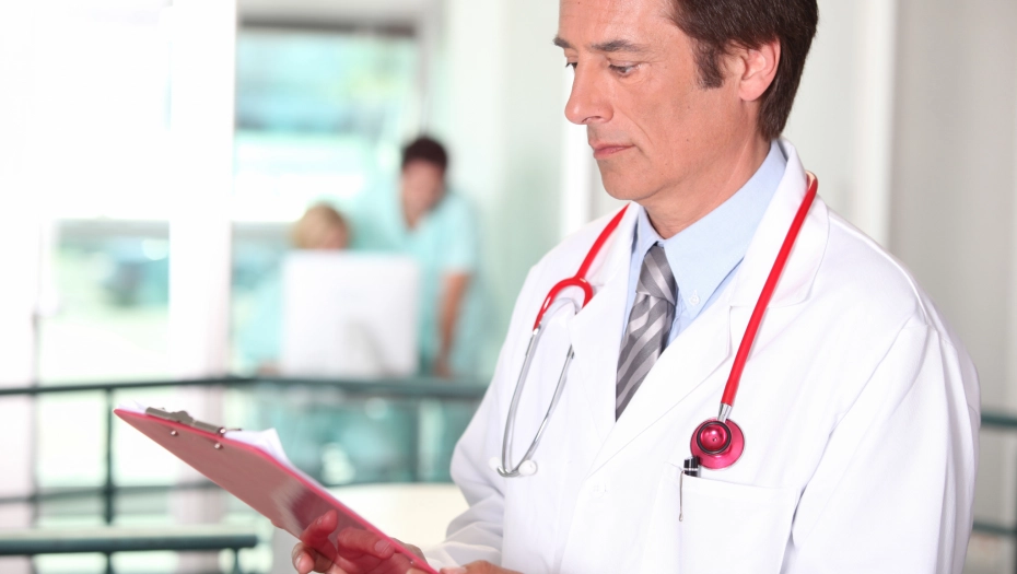 VIC DANA Leži Mujo na operacionom stolu, oko njega lekari i sestre...