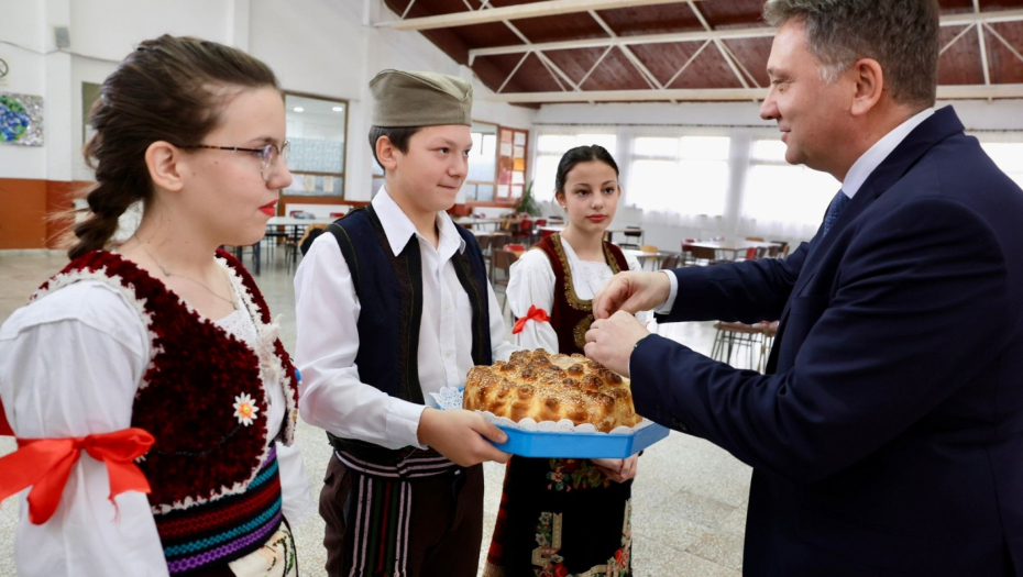 Ministar Jovanović posetio osnovne škole u Žabarima i Petrovcu na Mlavi