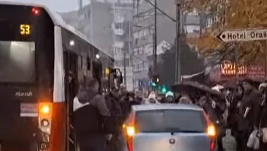 STRAVIČNA SCENA U BEOGRADU Čovek divljao, šipkom lupao prozore na autobusu!