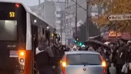 STRAVIČNA SCENA U BEOGRADU Čovek divljao, šipkom lupao prozore na autobusu!