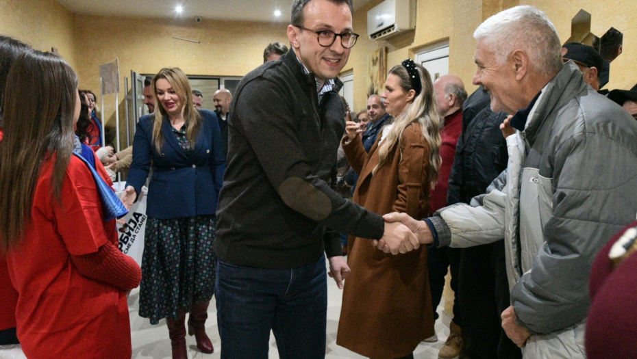 NI KRAGUJEVAC NI SRBIJA NE SMEJU DA STANU Petković obišao raseljene Srbe sa Kosmeta, priređen veličanstven doček (FOTO)