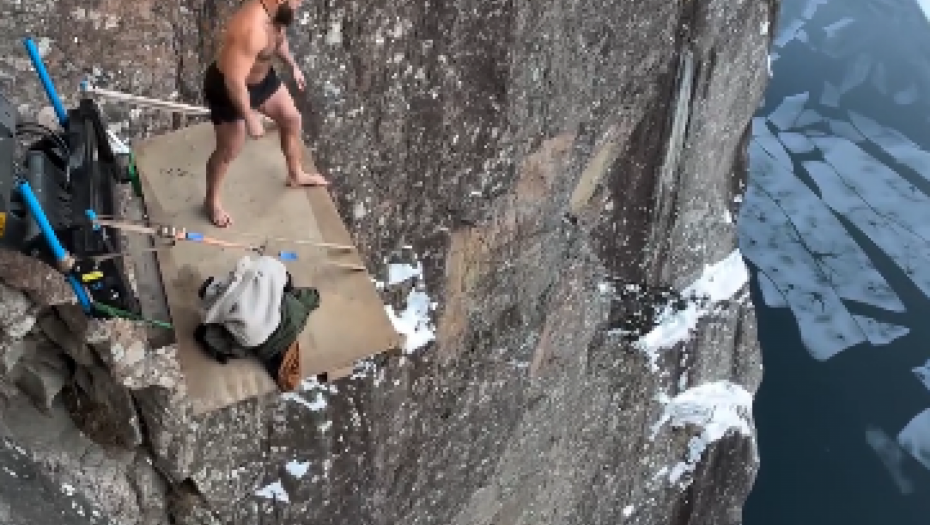 GLEDAO SMRT U OČI Bacio u more kamen, a onda izveo nešto neverovatno (VIDEO)