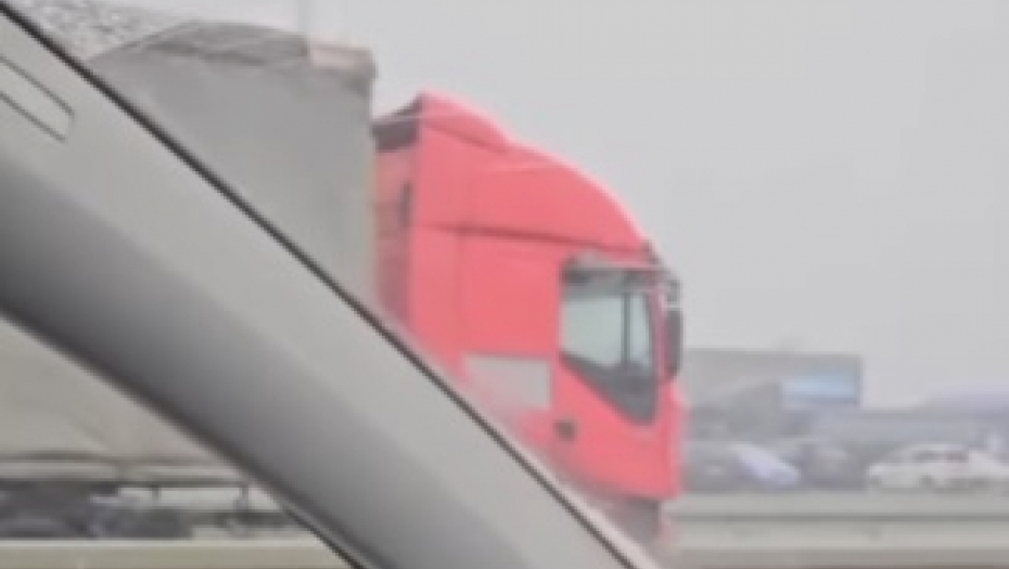 JEZIV SNIMAK KAMIONA-KAMIKAZE NA AUTOPUTU Projurio tik do auta u kontra-smeru, katastrofa izbegnuta za dlaku (VIDEO)