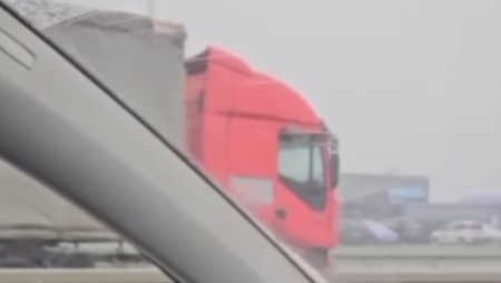 JEZIV SNIMAK KAMIONA-KAMIKAZE NA AUTOPUTU Projurio tik do auta u kontra-smeru, katastrofa izbegnuta za dlaku (VIDEO)