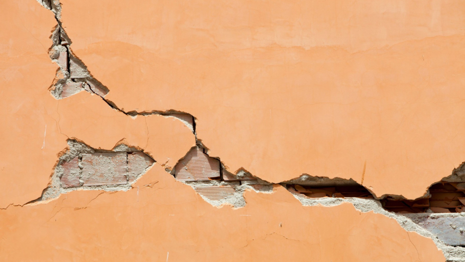 POPUCALE SU KUĆE, OŠTEĆENI KROVOVI Ovo su prvi podaci o materijalnoj šteti nakon snažnog zemljotresa u Crnoj Gori