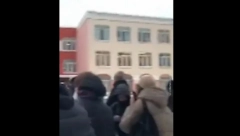 SNIMAK IZ ŠKOLSKOG DVORIŠTA , ČUJU SE PUCNJI Horor u Rusiji, učenica uletela u učionicu, ubila vršnjake, pa sebe (VIDEO)