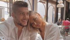 ŽENA LUKE JOVIĆA STIGLA U MIHNEN Evo sa kim Sofija pruža podršku fudbaleru na večerašnjoj utakmici