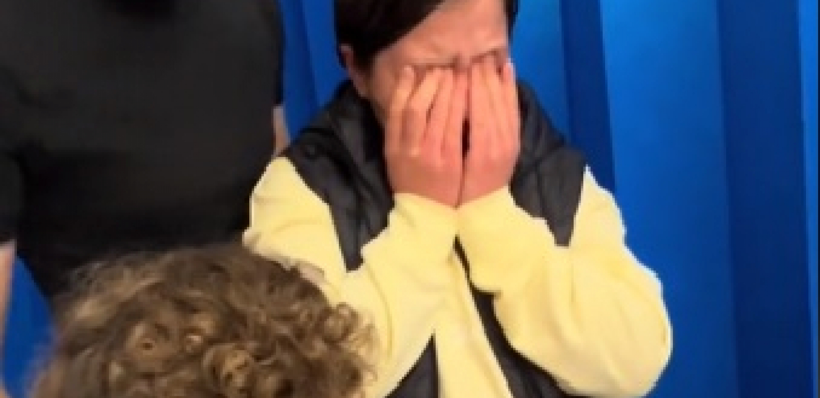 OVO JE NEŠTO NAJLEPŠE ŠTO ĆETE DANAS VIDETI Dirljiv video sestara koje prvi put vide brata izaziva buru emocija
