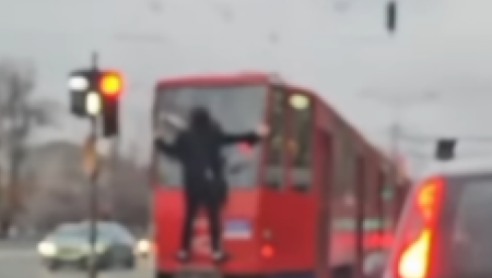 NIJE SVESTAN ŠTA RADI Mladić se vozio Beogradom zakačen na tramvaj (VIDEO)