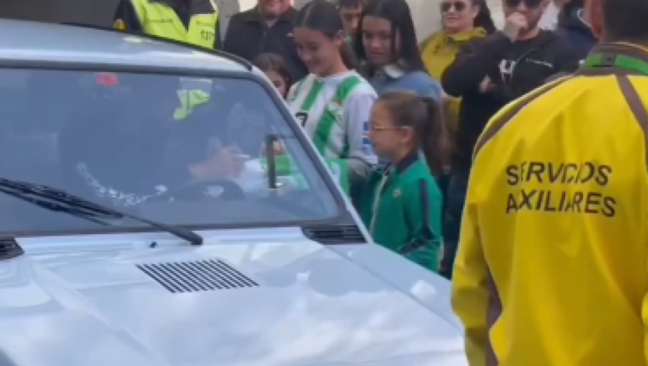 ZARAĐUJE MILIONE A VOZI AUTO OD 1.000 EVRA Kada se pojavio, svi su pali u delirijum