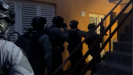 OVAKO JE UHAPŠEN NASILNIK IZ KNEZ MIHAJLOVE Mladiću zario nož u grudi, imao i pomagača (VIDEO)