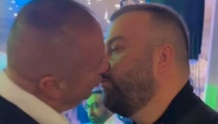 ĐANI LJUBI POZNATOG HARMONIKAŠA U USTA Isplivao privatan snimak sa proslave, folker se ne smiruje