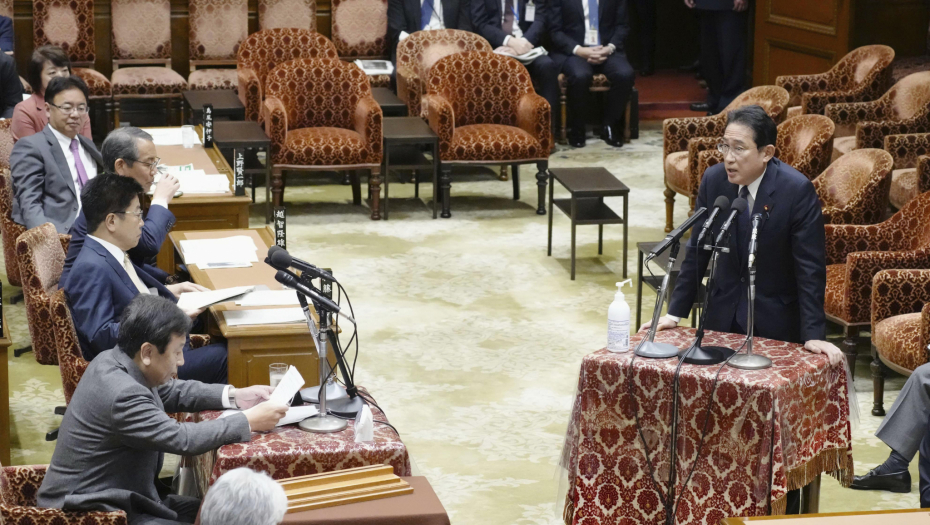 JAPANSKI PREMIJER NE PRAŠTA Smenjuje glavnog, prikupljao sredstva, kojih nema u "knjigama" (FOTO)