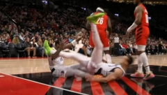OVO JE JEZIVO Poznati NBA čarobnjak sa parketa gledao kako mu grdosija pada na nogu, završio u kolicima (VIDEO)