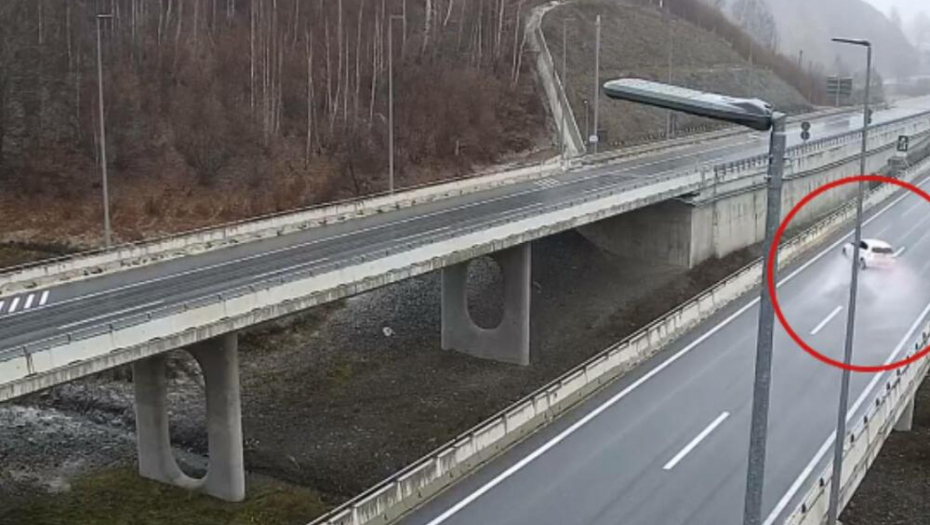 ŠOK SNIMAK SA AUTOPUTA U CRNOJ GORI Tragedija izbegnuta pukom srećom: Pogledajte šta je vozač uradio (VIDEO)