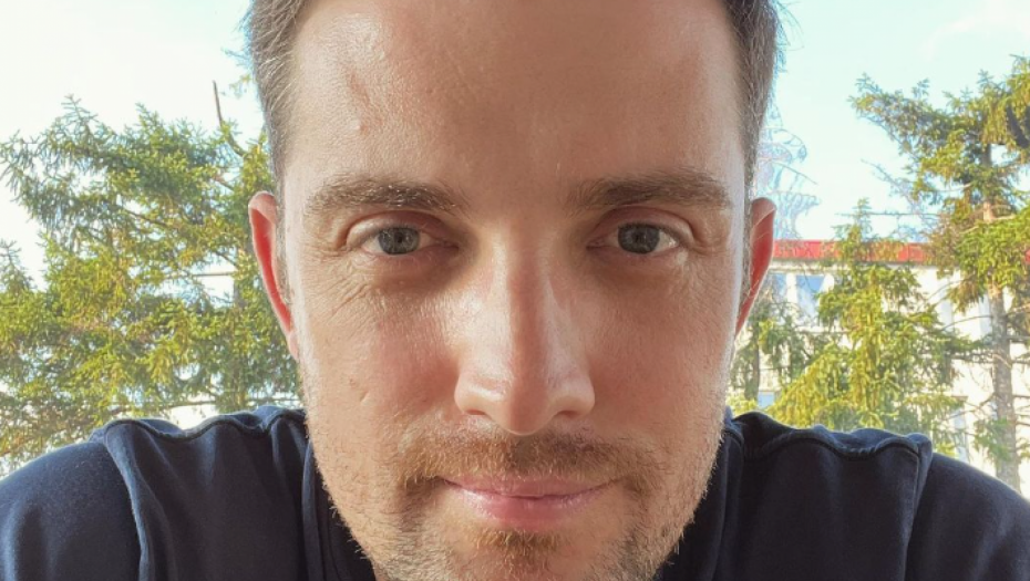 MIRZA SELIMOVIĆ DOŽIVEO SAOBRAĆAJKU Evo u kakvom je stanju nakon udesa, nastup hitno otkazan