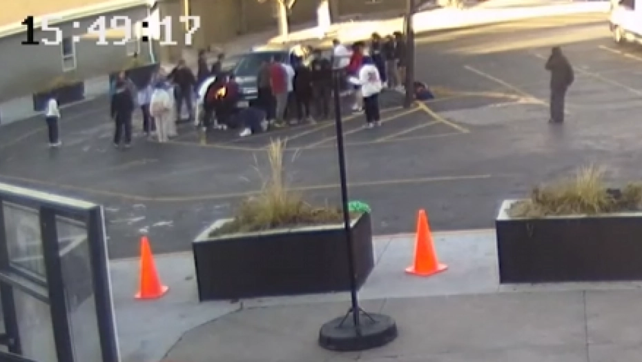 UŽAS! VOZILO PRIKLJEŠTILO MAJKU I DVOJE DECE Dramatičan trenutak ispred srednje škole (UZNEMIRUJUĆI VIDEO)