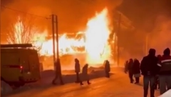 (UZNEMIRUJUĆI VIDEO) ŽENA POGINULA, BARAKA SE SRUŠILA I POTPUNO IZGORELA Velika tragedija zbog neispravne novogodišnje rasvete u Rusiji