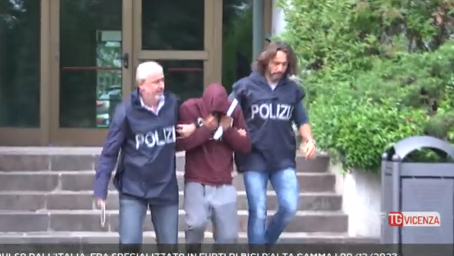 SRBIN SA UKRADENIM DRAGULJIMA UHAPŠEN KAO STOPER Evo šta je sve imao u torbi