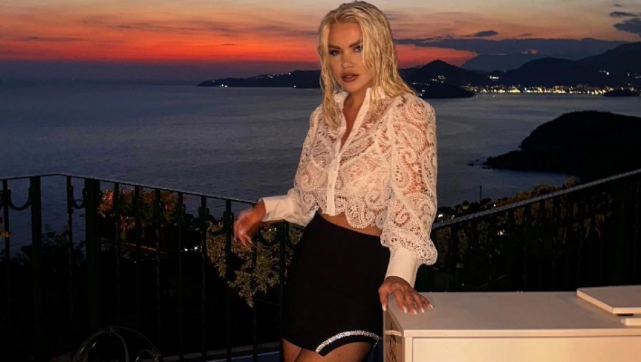 NIJE SE TRUDILA DA SAKRIJE INTIMU! Voditeljka Pinka polugola na minusu, snimala se u vrelim pozama!