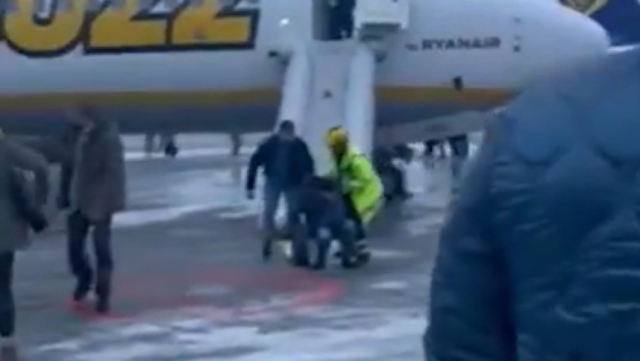 DRAMA NA NEBU, LJUDI ISKAKALI IZ AVIONA U SUZAMA! Haos se desio na letu Stokholm - Krakov